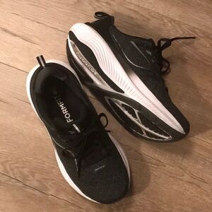 Saucony Echelon 9 Black White Road Running Walking Sneaker Women’s 7M S10765-10